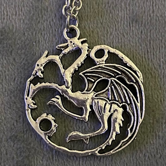 Game of Thrones Targaryen Sigil 3 Headed Dragon Metal Pendant with Necklace - Picture 9 of 9